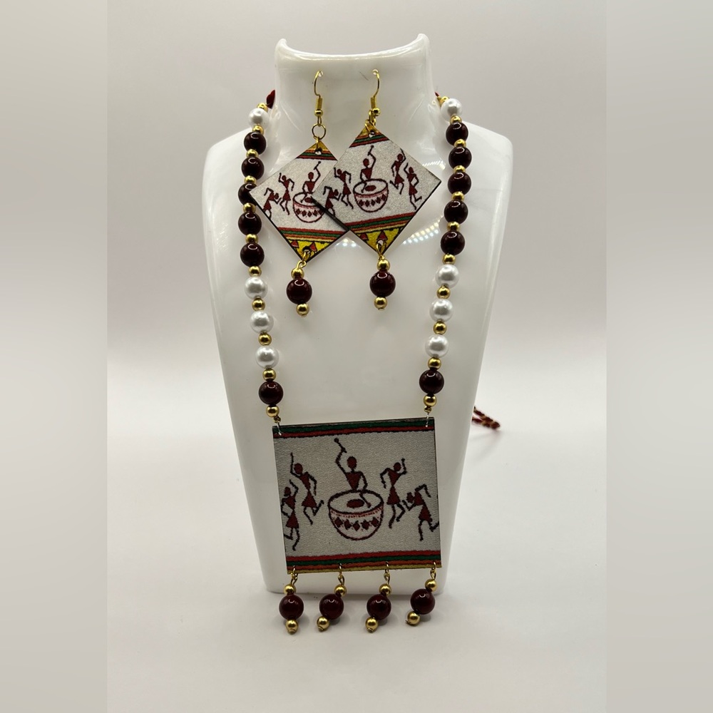 Fashion art jewelry with adjustable strap. Includes 2 sets of earrings